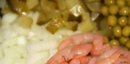 1. Этап. Салат Оливье с икрой: Креветки заливаем кипятком на 1 минуту. Затем добавляем к другим ингредиентам, сбрызнув соком лимона.