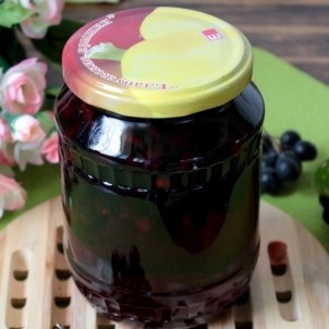 1. Stage. Blackberry compote: Pour the berries with syrup and roll the compote.