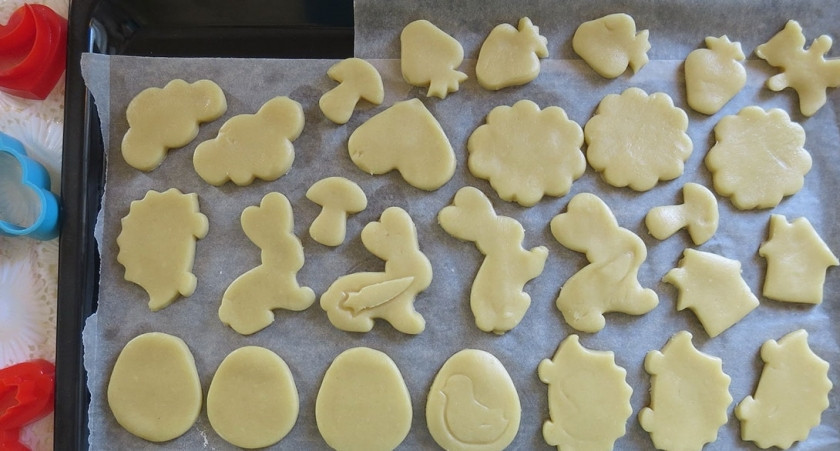 1. Этап. Печенье расписное своими руками: 6. Раскатываю тесто в пласт толщиной около 0,5 см, затем вырезаю фигурками печенье, перекладываю их на противень, застеленный бумагой.