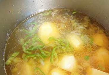 1. Этап. Узбекская шурпа из говядины: Когда горох будет на половину готов, в кастрюлю добавляем картофель и перец и варим до готовности.