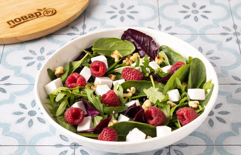 1. Этап. Салат со шпинатом, малиной и фетой: Малину помойте и обсушите. Добавьте в миску.