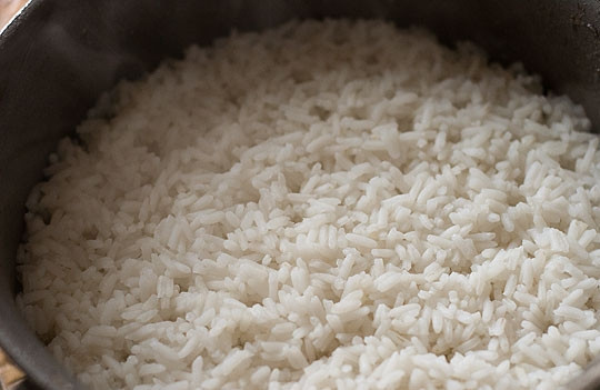 1. Этап. Рис с чесноком: 1. Рецепт приготовления риса чесноком начинается, конечно же, с подготовки риса. Для этого необходимо промыть рис под холодной водой и отправить вариться до готовности в слегка подсоленой воде.