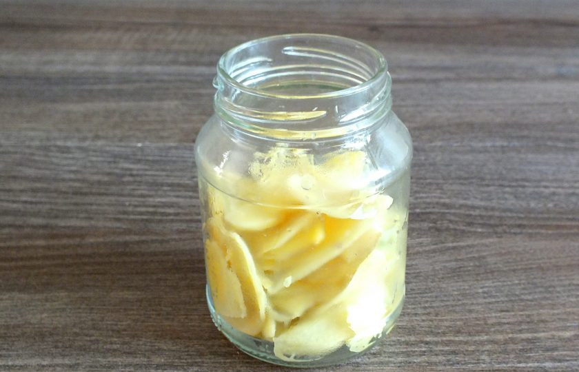 1. Этап. Маринованный имбирь со свеклой: Переложите имбирь в стеклянную тару. Для этого количества ингредиентов я воспользовалась 220 граммовой баночкой.