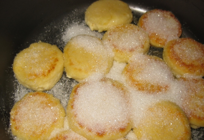 1. Этап. Сырники в мультиварке на пару: А теперь выкладывем сырнички в чашку мультиварки и посыпаем сахаром.