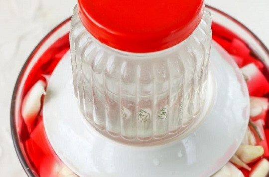 1. Этап. Пелюстка: 6. Сверху установите небольшой пресс. Через 10 часов можно убрать пресс. После остывания уберите капусту в холодильник. Приятного аппетита!