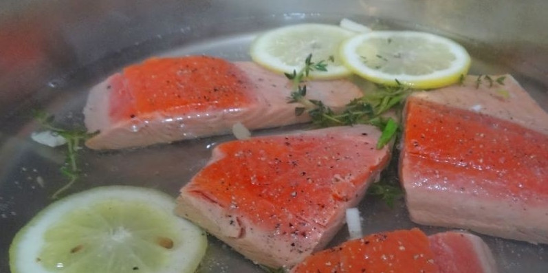 1. Этап. Лосось в вине: На медленном огне доведите винную смесь до кипения. Затем положите в кастрюльку замаринованную рыбу, наройте крышкой. Протушите рыбу семь-восемь минут до готовности. Время приготовления напрямую зависит от толщины куска лосося.