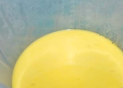 1. Этап. Бисквит с сухофруктами: Растопите сливочное масло, добавьте к нему обычный и ванильный сахар. Взбейте миксером.