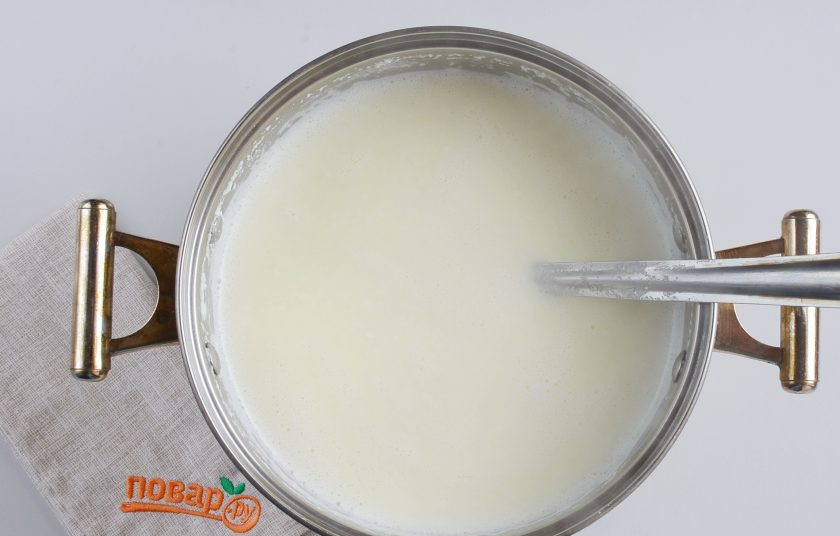 1. Этап. Домашний сыр: В молоко выложите творог, перемешайте, варите 3 минуты.