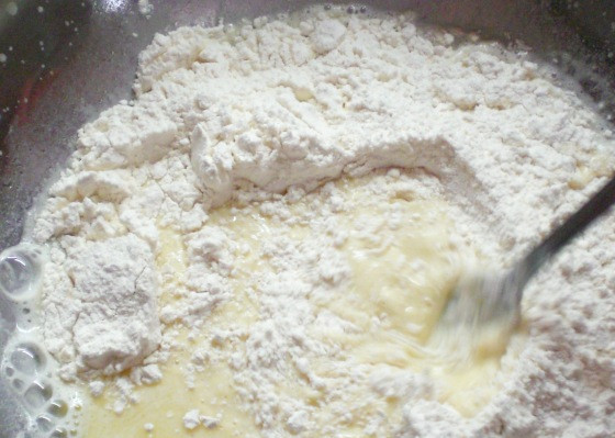 1. Этап. Хинкали с мясом: И начинаем постепенно добавлять в эту массу муку и замешивать тесто, когда мешать ложкой станет тяжело, выкладываем тесто на стол, посыпанный мукой, тщательно вымешиваем тесто руками. В итоге оно должно получиться однородное и довольно тугое.