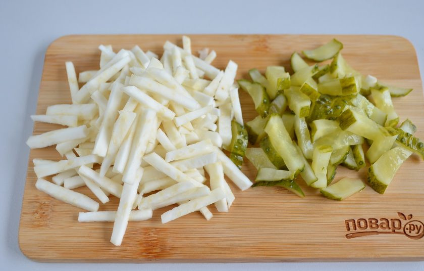 1. Этап. Английский салат: Сельдерей и огурец порежьте соломкой.
