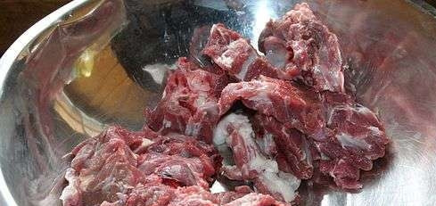 1. Этап. Шурпа в казане на костре: Баранину порубить.