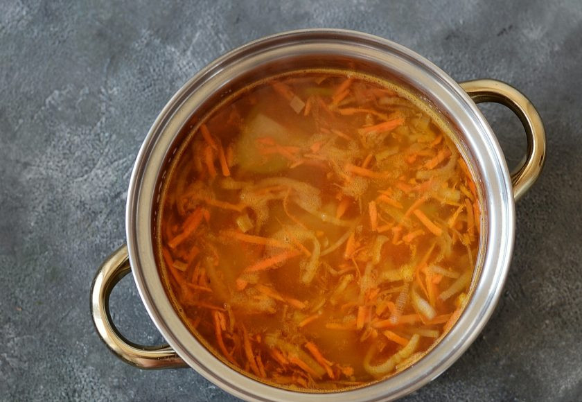 1. Этап. Суп с кольраби: Вскипятите воду, добавьте все подготовленные овощи. Варите суп 20 минут на среднем огне.