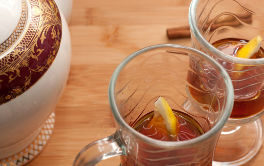 1. Этап. Чайный грог: Теперь мы берем красивые стаканчики и выкладываем на дно каждого по ломтику лимона, наливаем ром.