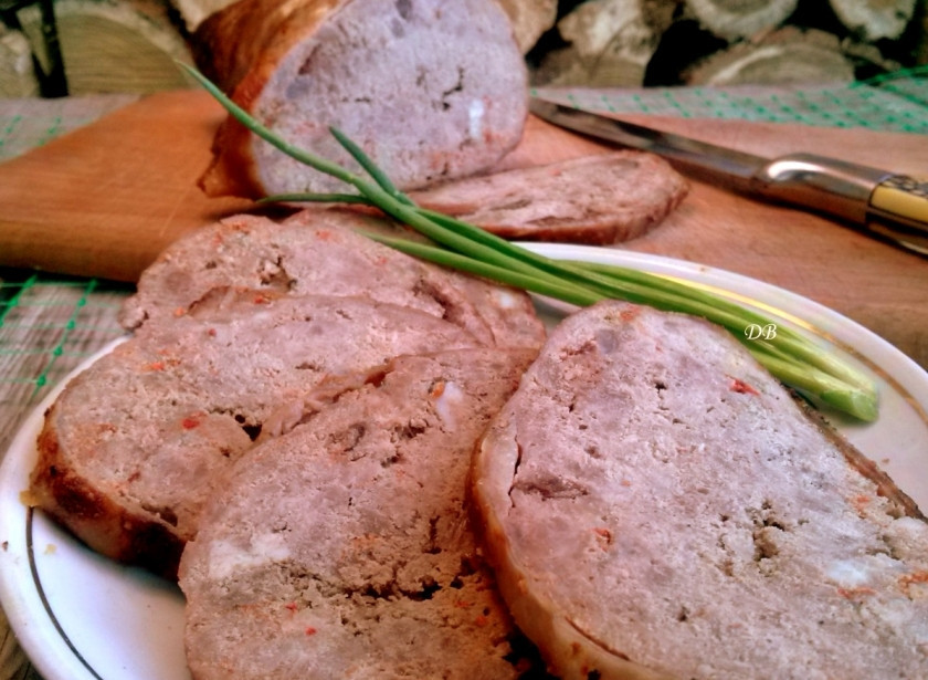 1. Этап. Ветчина из индейки: Через час смажьте кожу горчицей, а затем запекайте еще 1 час. Остудите ветчину под прессом (несколько часов, лучше всего — всю ночь). Перед подачей снимите нитки (зубочистки). Готовьте с удовольствием!