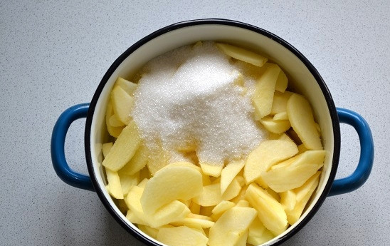 1. Этап. Яблочный торт с коричным кремом: Приготовьте начинку. Яблоки очистите, нарежьте тонкими пластинками. Добавьте сахар и немного воды. Поставьте на огонь и проварите до мягкости, 5-6 минут.