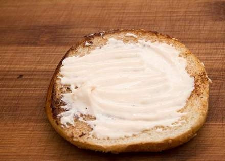 1. Этап. Бургеры из мраморной говядины: Булочки для бургеров разрезаем пополам и слегка обжариваем на сухой сковороде, а затем смазываем их соусом.