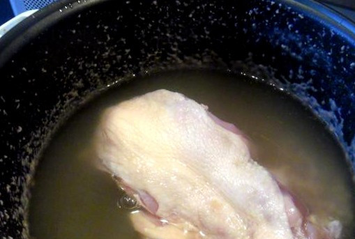 1. Этап. Рассольник с курицей в мультиварке: Куриный хребет или любые другие части курицы моем и, как только перловка будет готова, выкладываем в чашу, продолжаем все варить на том же режиме еще минут 35-40.