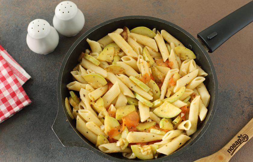 1. Этап. Пенне с цукини: Добавьте отварные макароны, перемешайте и прогрейте пару минут. Пенне с цукини готовы.