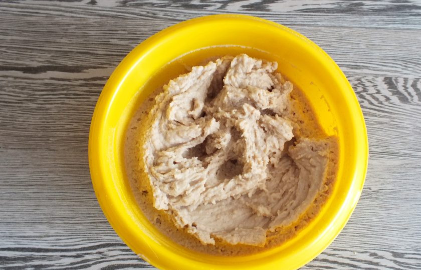 1. Этап. Вафли из гречневой муки: Если тесто жидковатое, то добавьте остаток муки. Перемешайте. Готовое тесто должно получиться густым, хорошо держать форму.