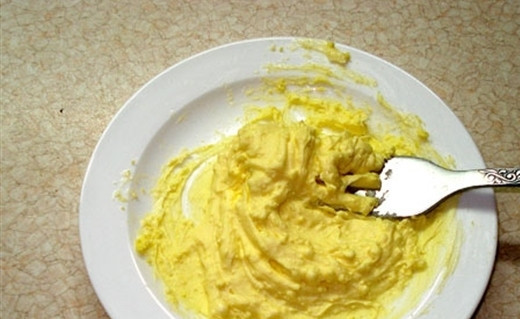 1. Этап. Гренки с икрой: Немного растопите сливочное масло и смешайте с желтками. Посолите.