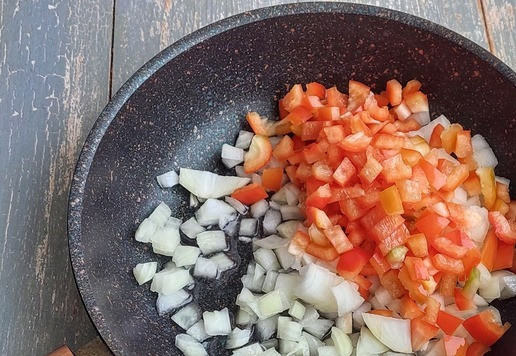 1. Этап. Сливочная гречка с курицей в духовке: Перец помыть, очистить от семян, мелко нарезать кубиками.