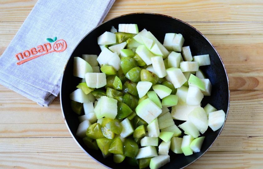 1. Этап. Лодочки из кабачков с дыней: На сковороде растопите кубик сливочного масла, затем отправьте в нее все фрукты.