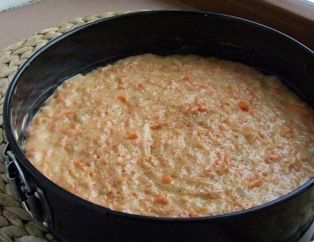 1. Этап. Морковная коврижка: 4. Духовку разогрейте до 180 градусов. Тесто переложите в жаропрочную форму. Разровняйте верх и отправьте запекаться.