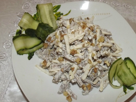 1. Этап. Салат из языка с грецкими орехами: 4. Орехи я рекомендую подавать отдельно или присыпать ими салатик непосредственно перед подачей, чтобы они не размокали, а оставались хрустящими. Приятного аппетита!