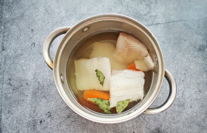 1. Этап. Заливное из палтуса: Из палтуса сделайте филе, удалите все кости и кожу. Разрежьте на части. Опустите рыбу в кастрюлю, добавьте лавровый лист и варите на медленном огне в течение 7-10 минут.