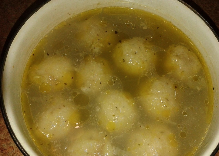 1. Этап. Кнейдлах: Формируем круглые кнейдлахи. Остается отварить их в супе или бульоне (20 минут). Приятного аппетита!