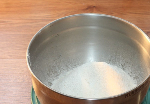 1. Этап. Домашний Курляндский хлеб: 3... и просеиваем.