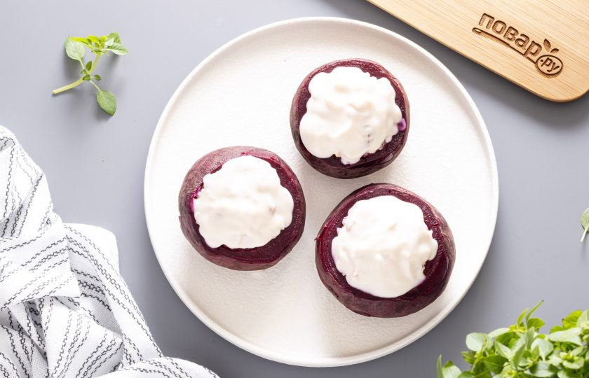 1. Этап. Свёкла запечённая с яблоком и рисом: Покройте начинку сметаной. Запекайте при температуре 180 градусов 20-25 минут.