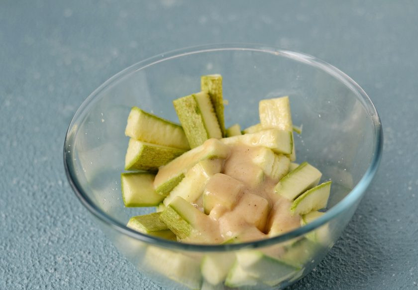 1. Этап. Кабачки в духовке без масла: Добавьте его к кабачкам. Хорошо перемешайте, чтобы каждый брусочек был покрыт соусом.