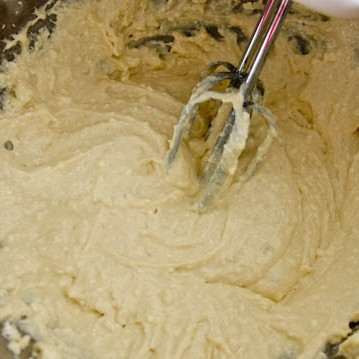 1. Этап. Вкусные сырники: При помощи ручного миксера перемешать все до однородной консистенции.