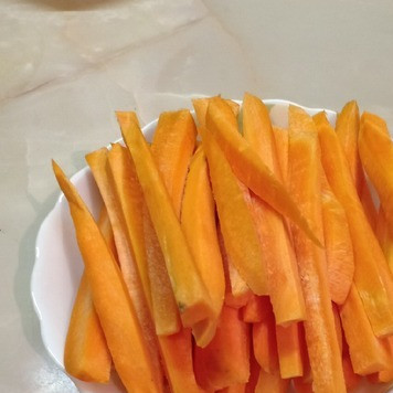 1. Этап. Морковь, запеченная с травами: Нарезать длинными брусочками, толщиной 0,7 - 1 см.