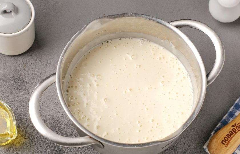 1. Этап. Блины на кислом кефире: Перемешайте всё до однородного состояния.