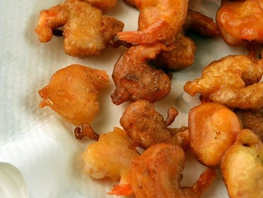 1. Этап. Морепродукты в кляре: 9. Подготовить бумажное полотенце и выложить креветки. Вот и весь простой рецепт морепродуктов в кляре. Вкусно и быстро.