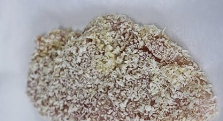 1. Этап. Курица с авокадо под сырной шубкой: Панировочные сухари смешайте с мукой и посолите. Каждый кусочек мяса обмакните в молоко, взбитое яйцо и в панировку. Отправьте курицу в разогретую до 200 градусов духовку на 8 минут.