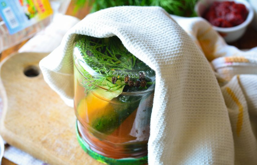 1. Этап. Огурцы в томатной пасте на зиму: Закатайте крышками и дайте остыть. Можно оставить огурцы под одеялом на ночь.