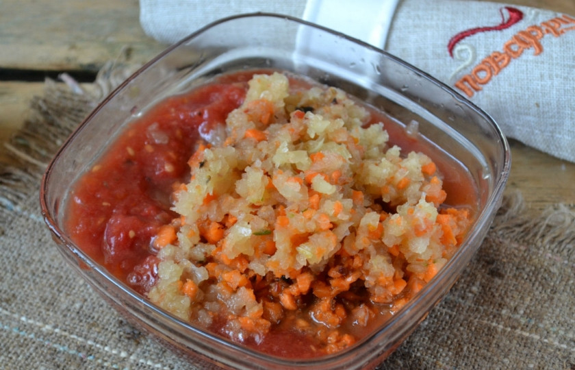 1. Этап. Аджика с морковью и помидорами: Остальные овощи также пропустите через мясорубку.