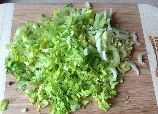 1. Этап. Салат из сельдерея с огурцом и орехами: 2. Нарезаем стебли сельдерея вместе с листьями тонкими пластинками.