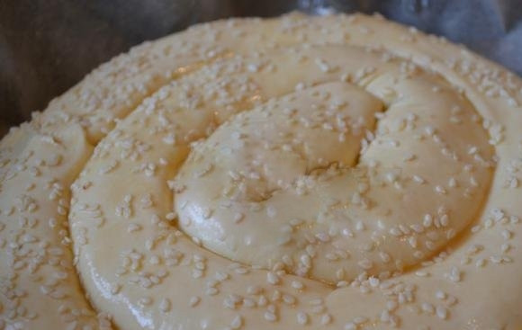 1. Этап. Слоеный пирог с сыром и зеленью: Возьмите любую форму для выпечки подходящего размера, застелите её пергаментной бумагой. Аккуратно, начиная с центра, выложите в посуду для выпечки получившиеся 