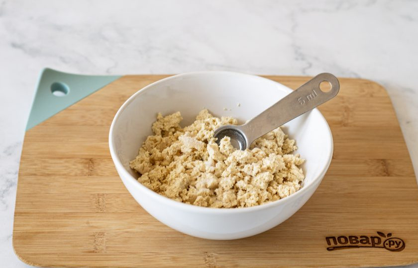 1. Этап. Веганский творог: Добавьте молочную кислоту и сахар по вкусу. Перемешайте.