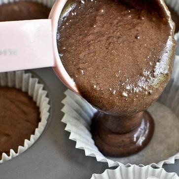 1. Этап. Шоколадные капкейки с арахисовым кремом: 3. Выстелить форму для маффинов бумажными вкладышами. Вылить тесто в форму, используя 1/4 чашки теста на каждое отделение формы.