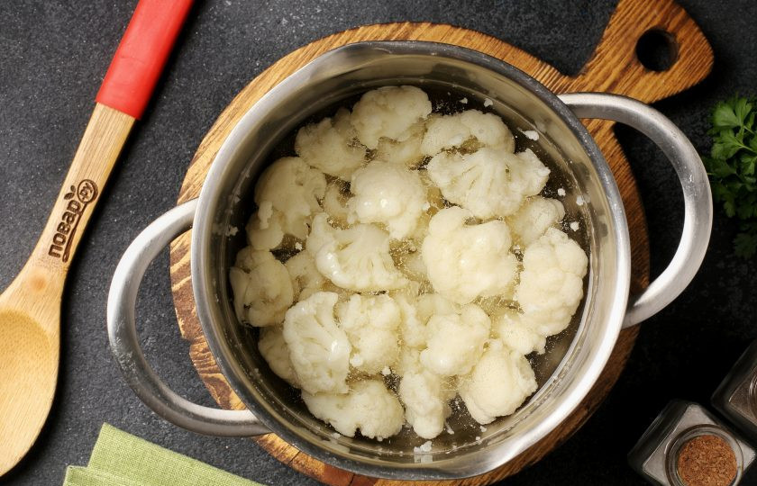 1. Этап. Фрикадельки с цветной капустой: Отварите в кипящей подсоленной воде в течение 7 минут, после чего залейте холодной водой, чтобы остановить процесс приготовления и откиньте на дуршлаг или сито.