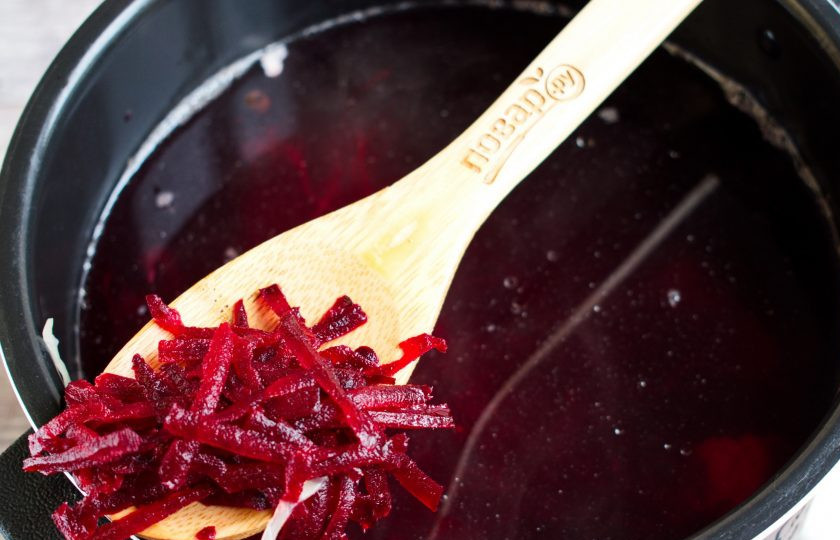 1. Этап. Борщ без картошки: Из бульона удалите лавровый лист и душистый перец. Запеченную свеклу очистите, натрите на крупной терке, добавьте в бульон. Готовьте в течение 5 минут.