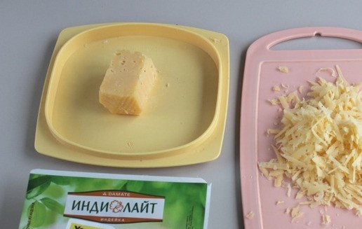 1. Этап. Багет запеченный с яйцом и сосисками: Сыр натрите на крупной терке.