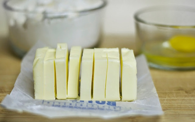 1. Этап. Пирожки с куриной начинкой: Теперь займитесь тестом. Смешайте муку и 1,5 чайные ложки соли. Затем добавьте масло. Взбейте массу в блендере. Отдельно взбейте воду с яйцом. И потом соедините обе массы, замешав тесто.