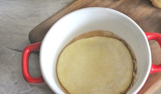 1. Этап. Булочки для бургеров: Уложить его в форму для выпечки, застеленную пергаментом. ! У меня форма диаметром 10 сантиметров.