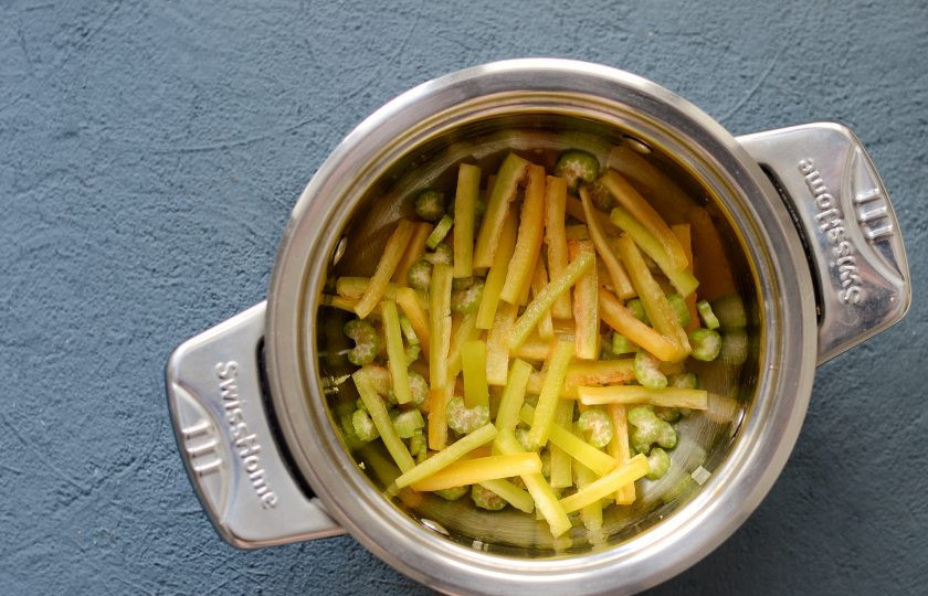 1. Этап. Суп с соевым мясом: Добавьте болгарский перец соломкой и сельдерей. Потушите овощи ещё 5 минут.